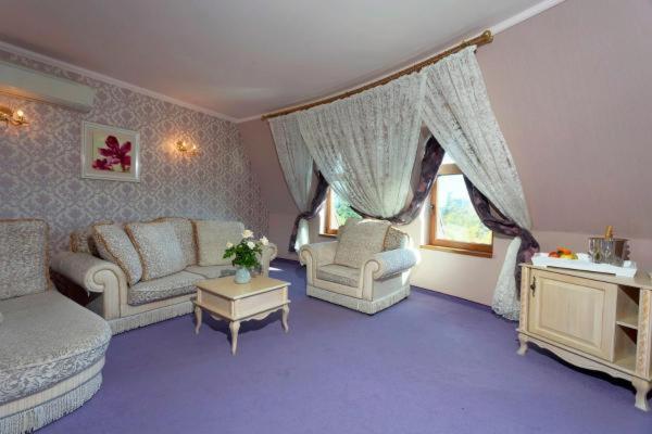 Студия Стандарт, Kristel Hotel