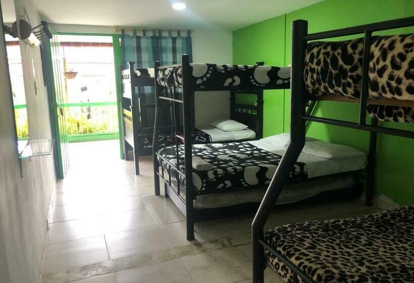 Habitación Familiar Superior, Hostal Y Camping Los Girasoles
