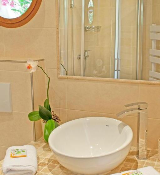 Comfort room with terrace, La Colline De Vence