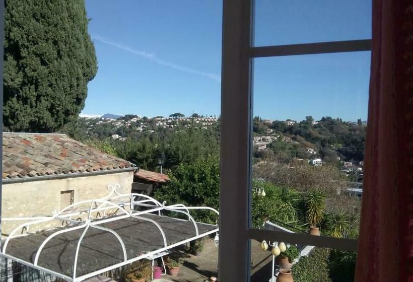 اتاق اساندارد با چشم‌انداز جانبی به دریا, Chambres D'hôtes Les Terrasses Du Soleil