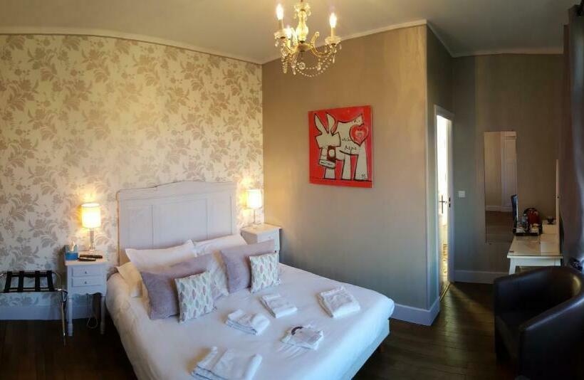 Номер Стандарт с Балконом, Le Castel Guesthouse