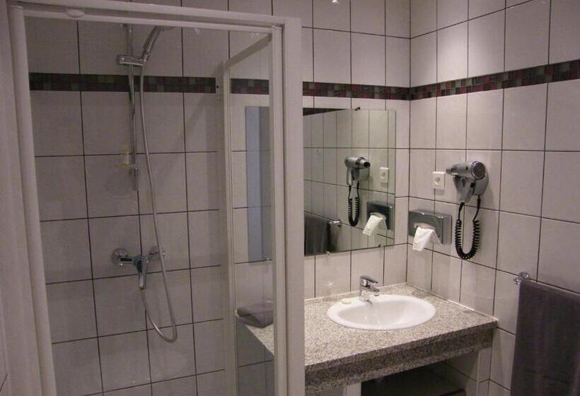 Трехместный Номер Стандарт Вид на Бассейн, Hôtel Restaurant L  Empereur