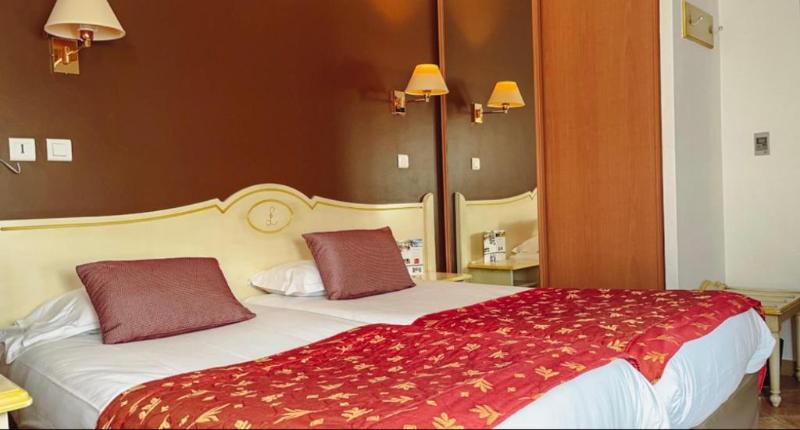 Номер Стандарт Трехместный, Logis Hotel & Restaurant L Etape Bouc Bel Air   Gardanne