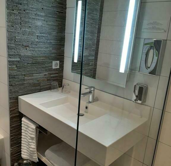 آپارتمان یک خوابه با دری مشترک که هال را جدا می کند., Relais Saint Jacques  Chateauroux