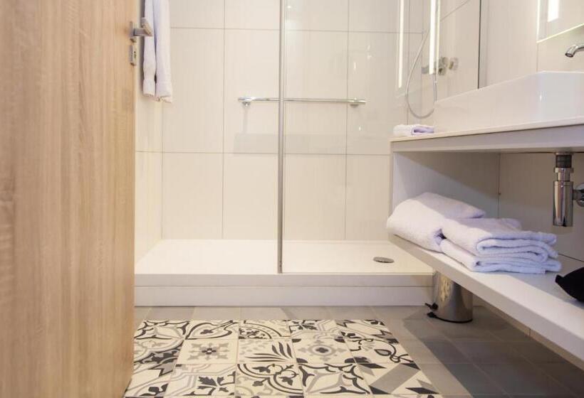 اتاق استاندارد با چشم‌انداز استخر, Relais Saint Jacques  Chateauroux