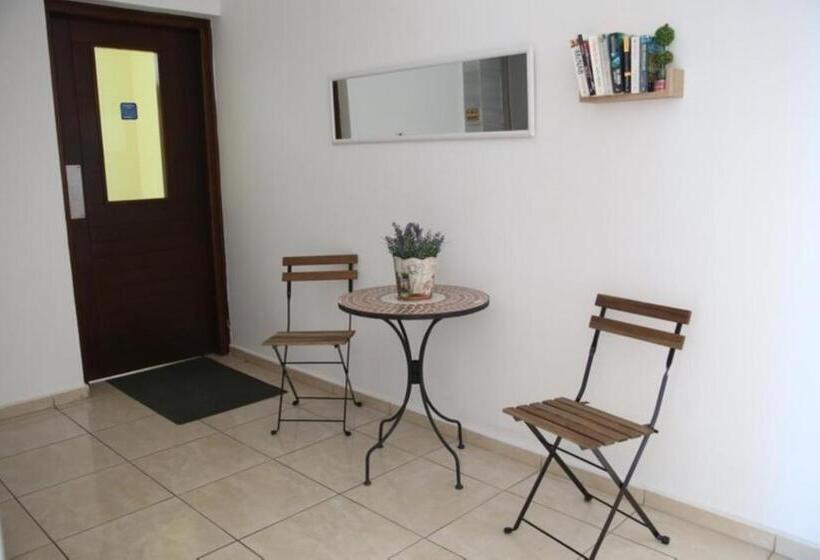Standard Studio, King's Holiday Apartments