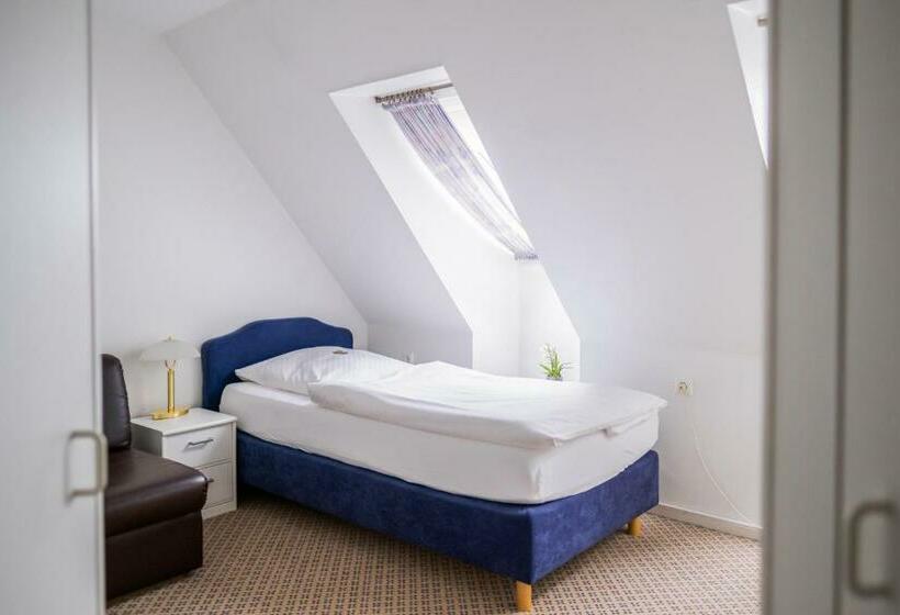 Номер Стандарт Трехместный, Land Gut Hotel Restaurant Kreuz Meyer