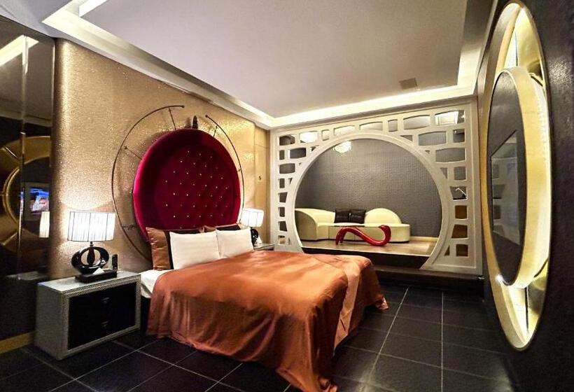 اتاق لوکس, Shining Motel