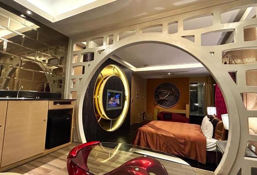 اتاق لوکس, Shining Motel