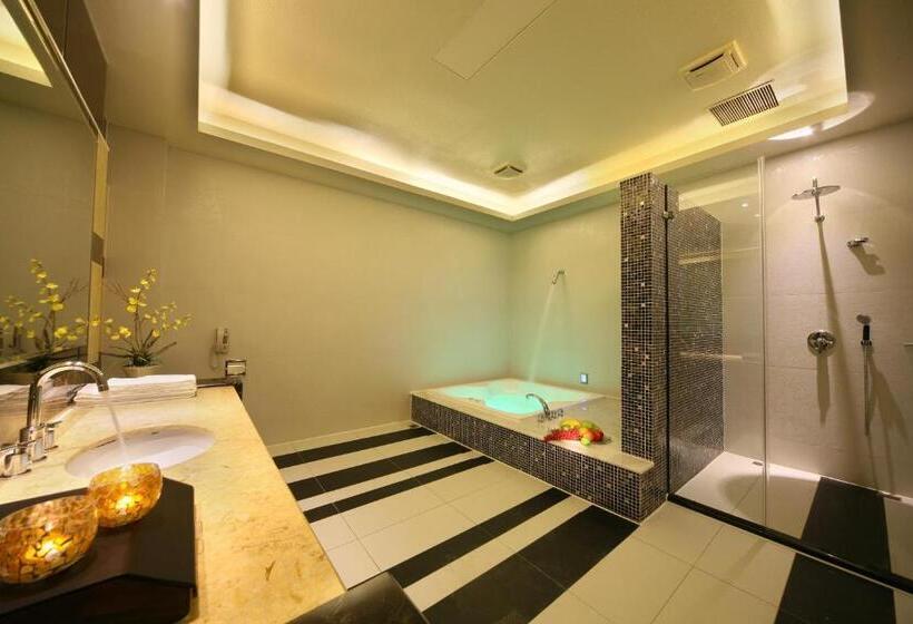 اتاق استاندارد با تخت بزرگ, Shining Motel