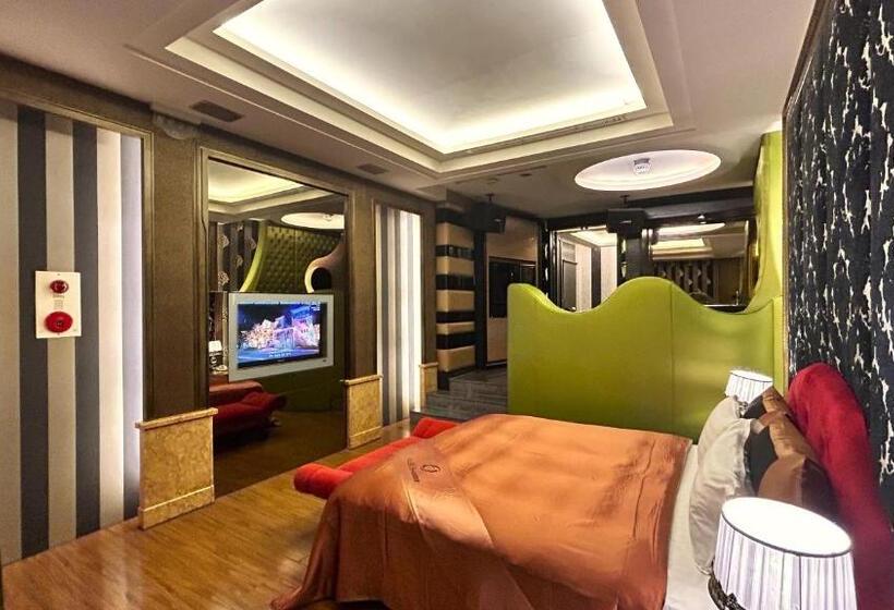 اتاق لوکس, Shining Motel