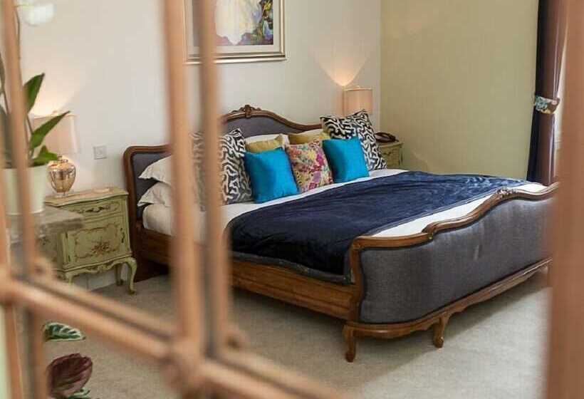 Номер Стандарт, St Johns House Lichfield
