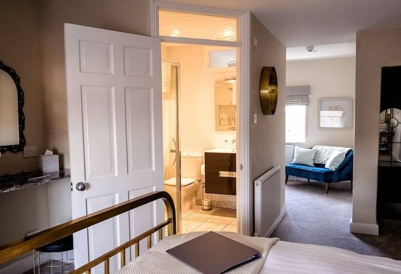 Номер Стандарт, St Johns House Lichfield