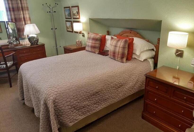 Семейный Номер, Holywell House