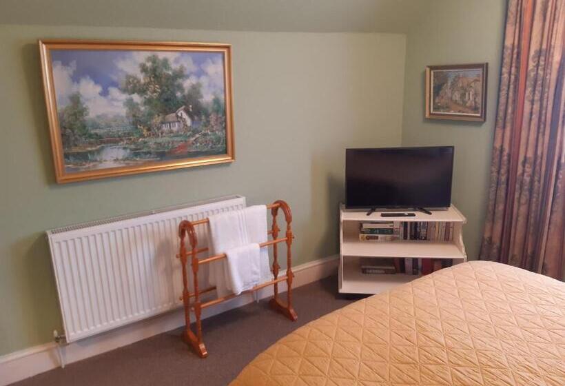 Номер Стандарт, Holywell House
