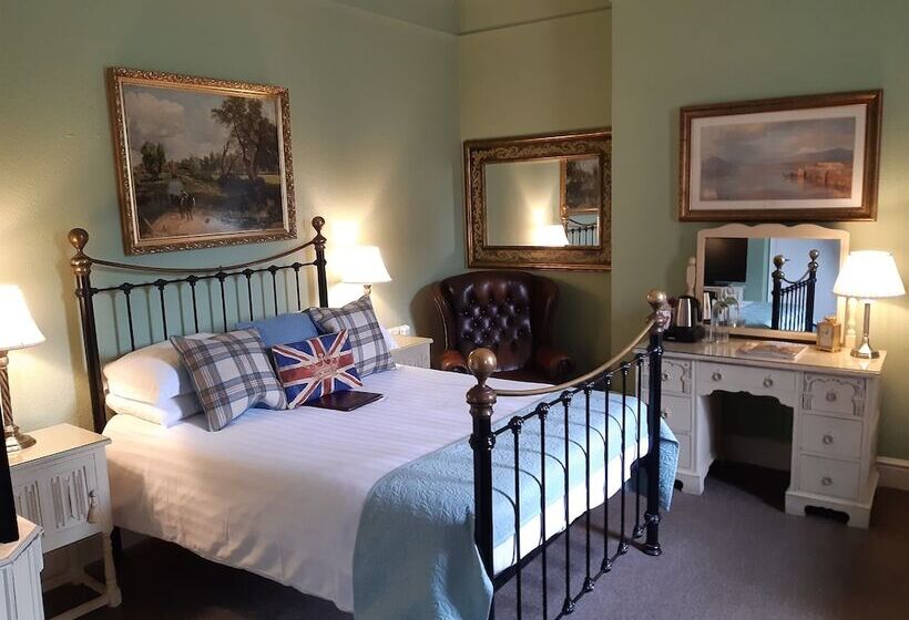 Семейный Номер, Holywell House