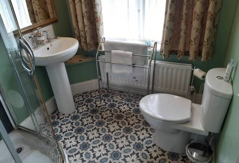 Семейный Номер, Holywell House