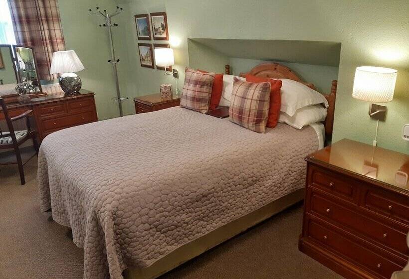 Семейный Номер, Holywell House