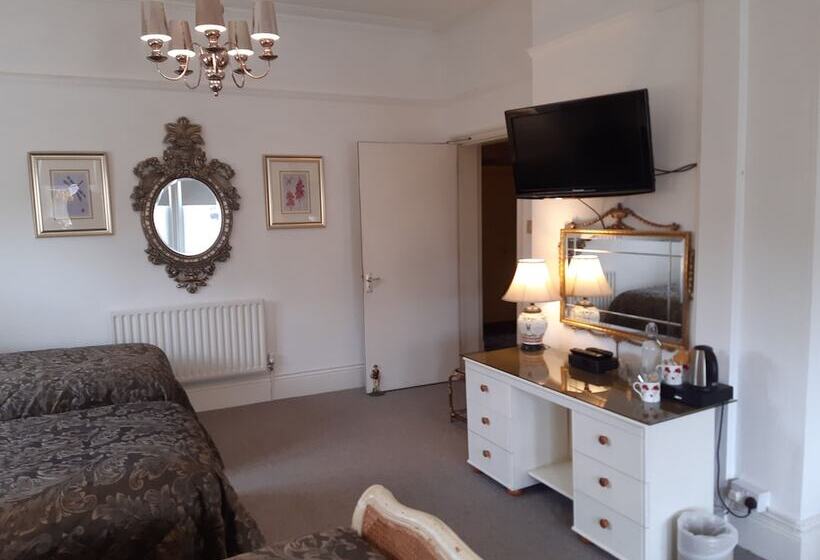 Семейный Номер, Holywell House