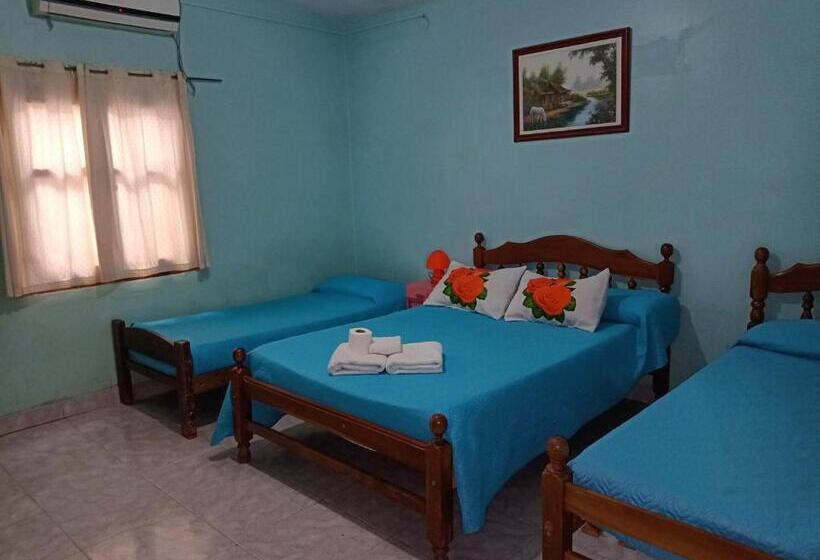 Дом 2 Спальни, Hostal Benjamin