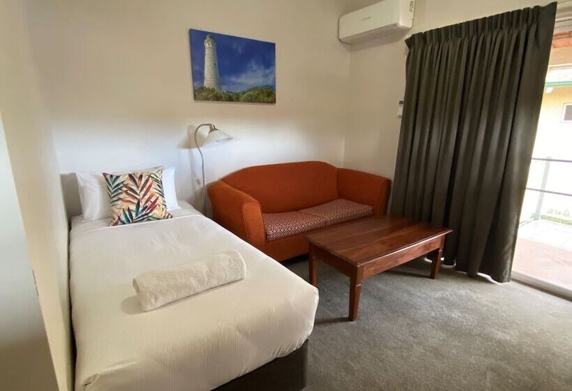 스탠다드 트리플 룸, Higgins Lane Motel