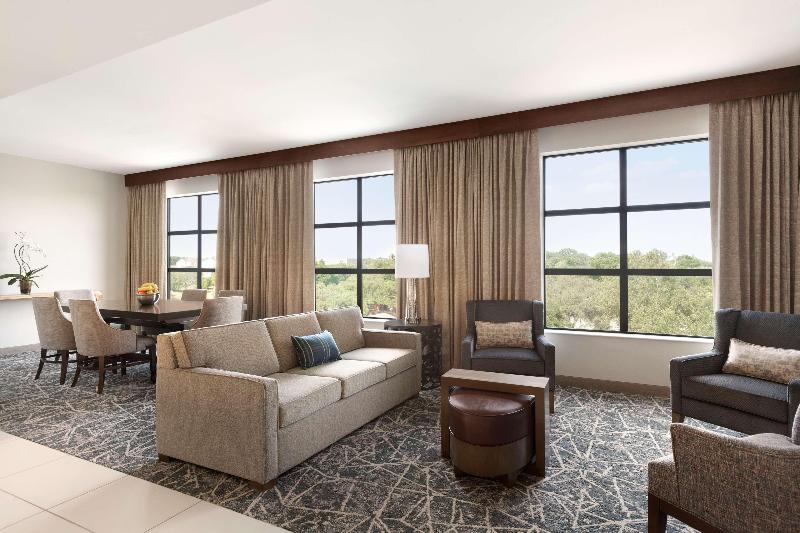 キングサイズベッドのスイートルーム, Embassy Suites By Hilton San Antonio Brooks Hotel & Spa