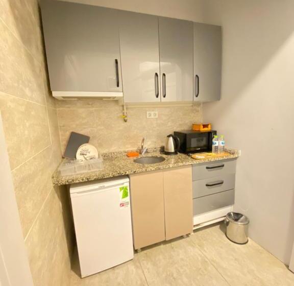 带阳台套房, Cozy Suite With Balcony   On The Kadıköy Seaside