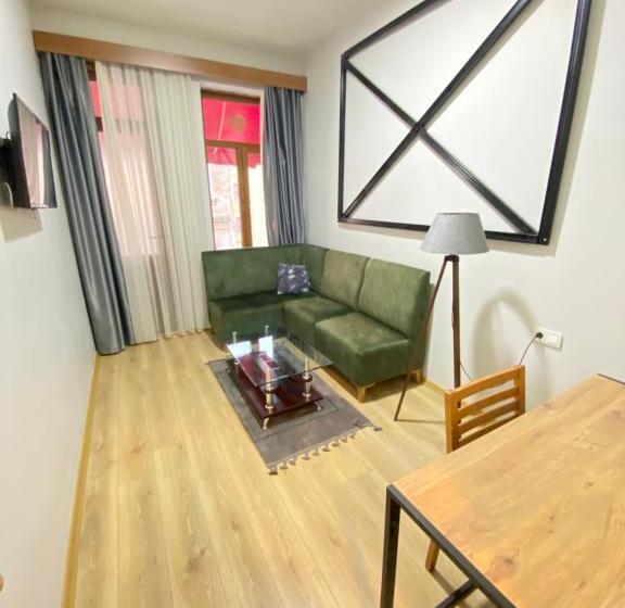 带阳台套房, Cozy Suite With Balcony   On The Kadıköy Seaside