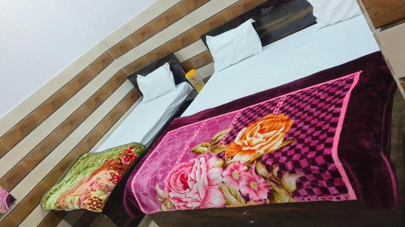 Quarto Triplo Deluxe, K.d.dham Near Prem Mandir