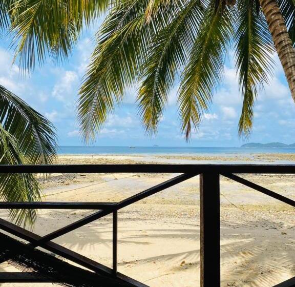 اتاق استاندارد سه نفره, Ella S Place Salang Tioman