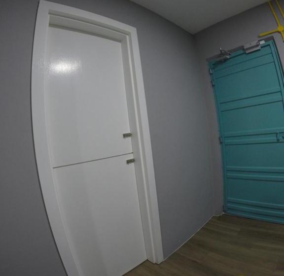 Четырехместный Номер Стандарт с Балконом, Coco Guesthouse Kemaman
