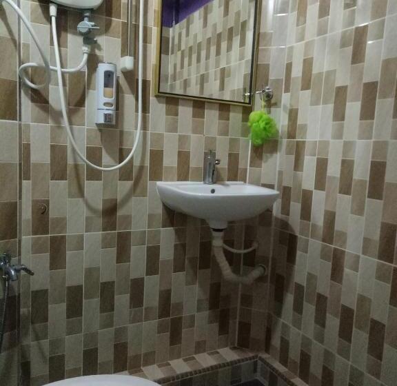 Номер Стандарт Трехместный, Kuala Besut Jetty Budget Hotel Ain   In Front Of Kuala Besut Jetty