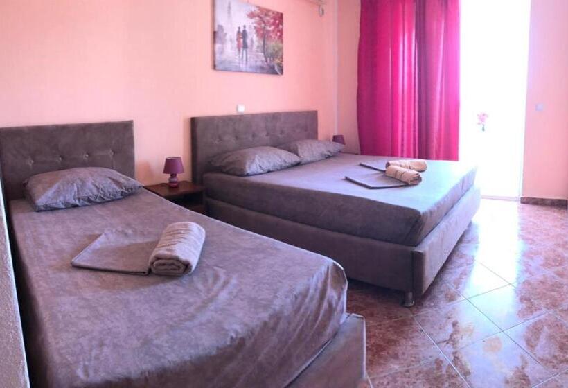 اتاق استاندارد سه تخته با بالکن, Guest House Green Garden