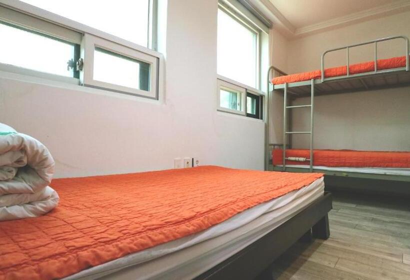 공용 욕실 구비 공동 객실 내의 침대, Hostel Korea Original