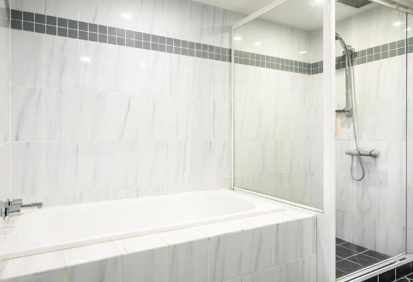 Апартаменты 2 Спальни, Victoria Square Apartments