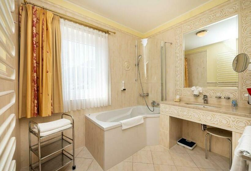 اتاق سوپریور, Schlosshotel Lacknerhof