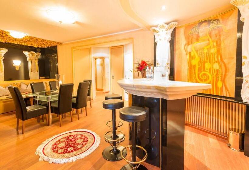 سوئیت با وان آب گرم, Schlosshotel Lacknerhof