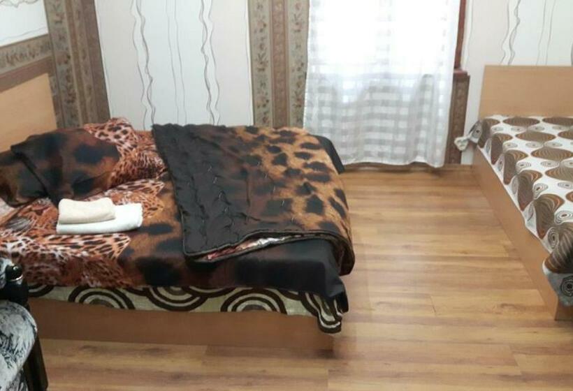 Quarto Triplo Estandar Banheiro Compartilhado, Hostel Alex 1
