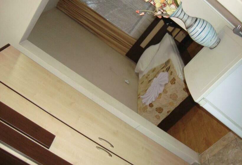 غرفة قياسية ثلاثية مزودة بشرفة, Han Krum