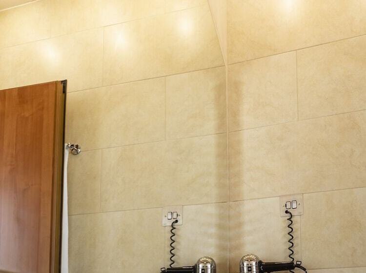 Quarto Estandar Primeiro Andar, Design Hotel Logatero