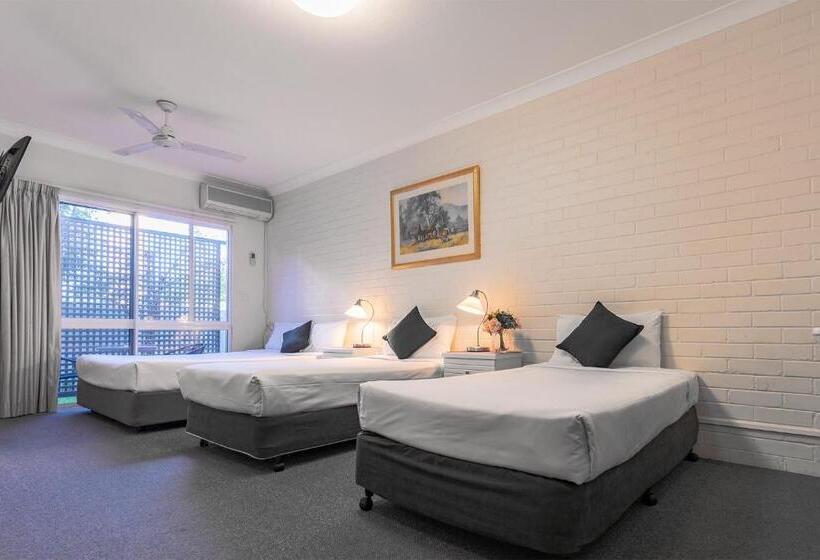 חדר משפחתי, Benson Court Motel
