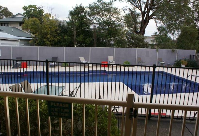 סוויטה משפחתית, Hawks Nest Motel