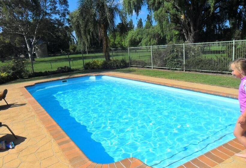 패밀리 스위트, Moruya Motel