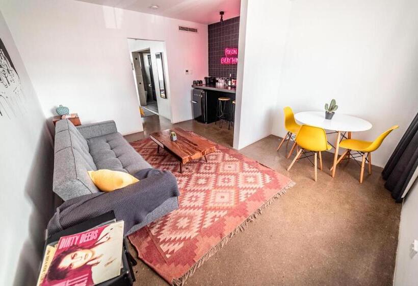 스위트 킹사이즈 침대, The Pink Hotel Coolangatta