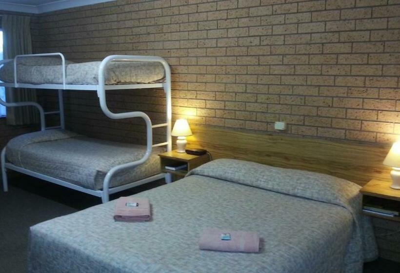 패밀리 룸, Three Ways Motel