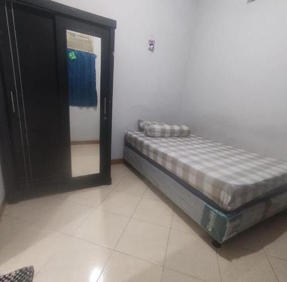 Номер Стандарт, Spot On 93853 Budi Residence 2