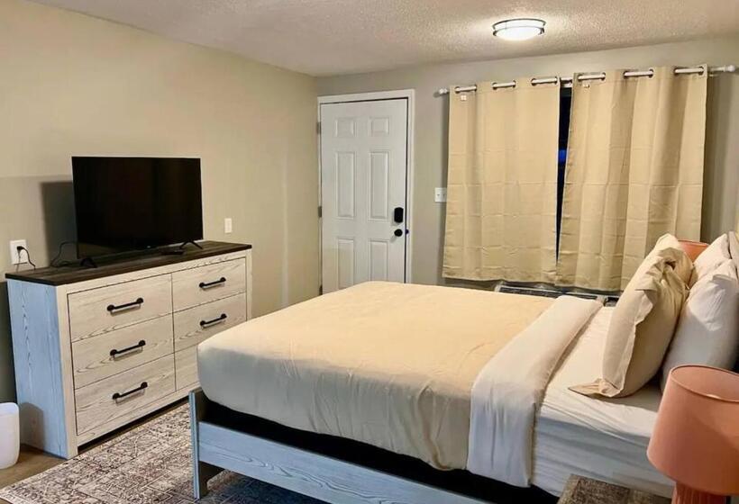 스탠다드 스튜디오, Wildflower Room At The Trailblazer Unit 12