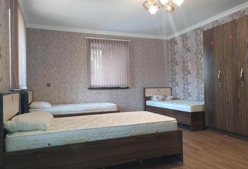اتاق کلاسیک سه تخته, Ganja Guest House