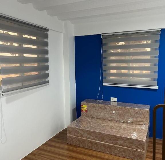 패밀리 룸, Arzel S Tiny House