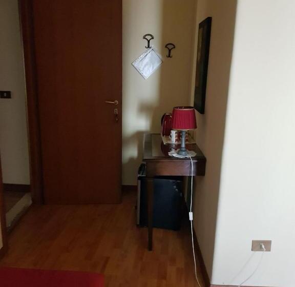 اتاق ساده سه‌ نفره, B&b La Piazzetta